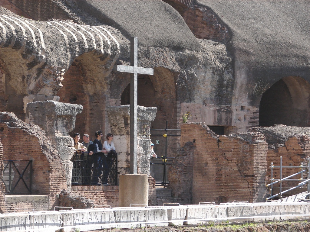 2008/03(March)/AroundTheWorld/Rome/1024x768_EmperorBox noted by cross.jpg
